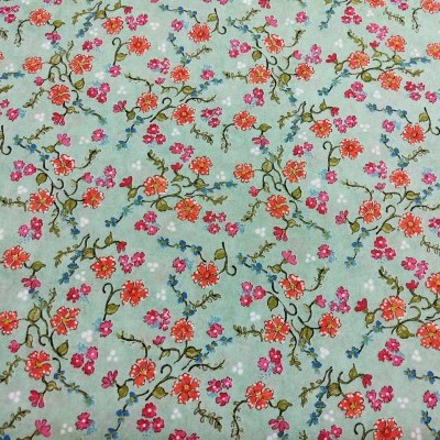 Tecido azul claro com padrão floral colorido