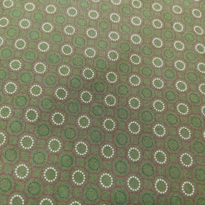 Tecido padrão repetitivo com círculos brancos e hexágonos vermelhos sobre fundo verde