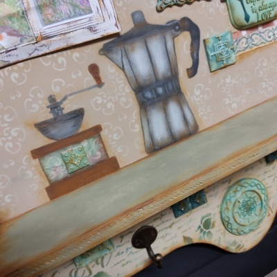 Pintura decorativa de moinho de café e cafeteira italiana em madeira colorida