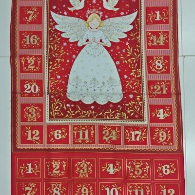 Calendário do advento vermelho com números dourados e anjo branco central em tecido.