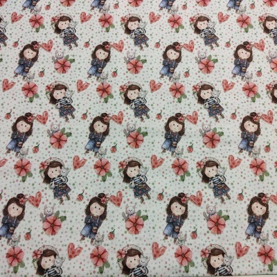 tecido branco com padrão de bonecas, corações e flores