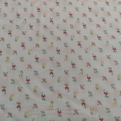 tecido branco com pequenas flores coloridas