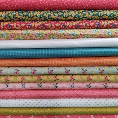 Tecidos dobrados coloridos com vários padrões florais e geométricos