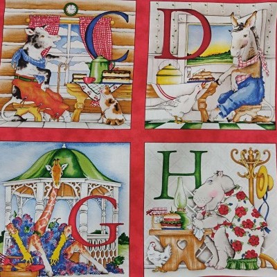 tecido vermelho com estampas coloridas de animais e letras grandes C D G H