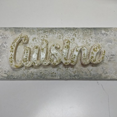 Quadro decorativo com palavra Cultura em relevo e fundo floral cinza e branco