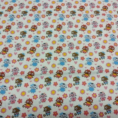 Tecido branco com padrão de corujas e flores coloridas em tons castanho, azul, amarelo e rosa