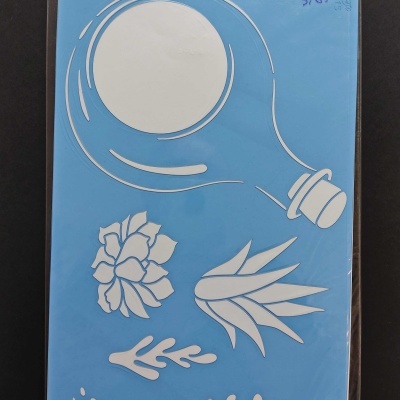 Stencil plástico azul com recortes de lâmpada e plantas