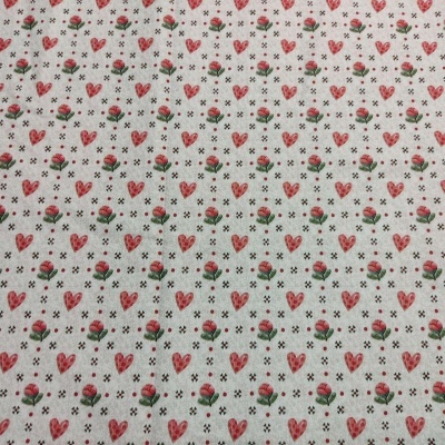 Tecido branco com corações vermelhos e flores pequenas em padrão repetido