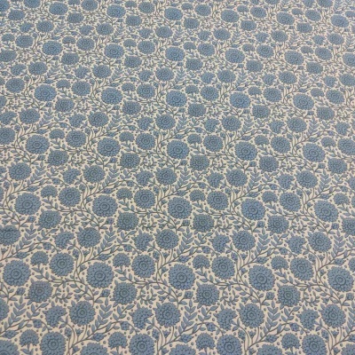 Tecido bege com padrão floral azul e cinzento