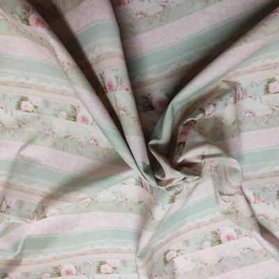 tecido com padrão listrado floral em tons pastel
