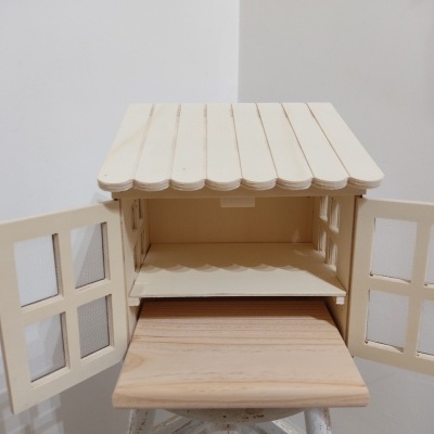 Casinha ou armário de madeira bege com portas de vidro abertas