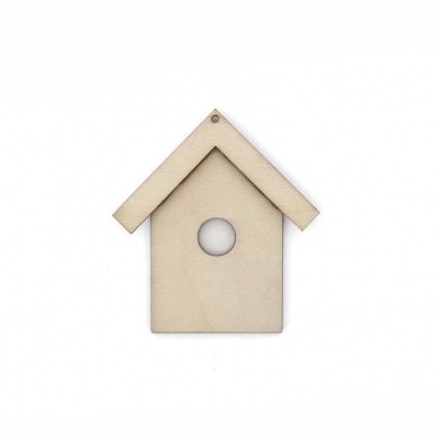 Casinha de passarinho em madeira clara com buraco redondo
