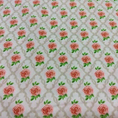 Tecido branco com padrão floral de rosas cor de rosa e folhas verdes