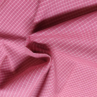 tecido rosa xadrez com linhas brancas e vincos