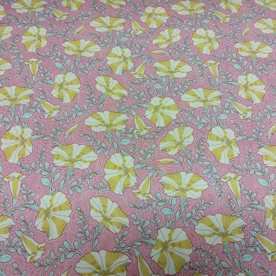 Tecido rosa com flores amarelas e brancas e folhas verdes