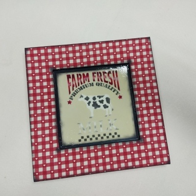 Moldura quadrada vermelha e branca com imagem de vaquinha e texto FARM FRESH