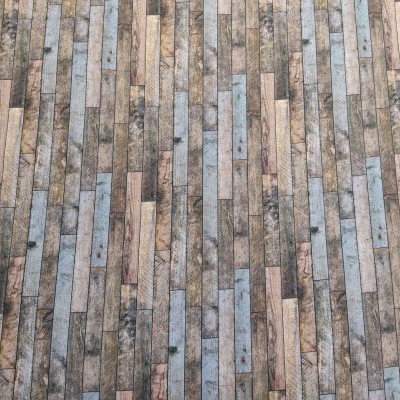 Painéis de madeira finos em tons castanho, cinza e bege, disposição vertical