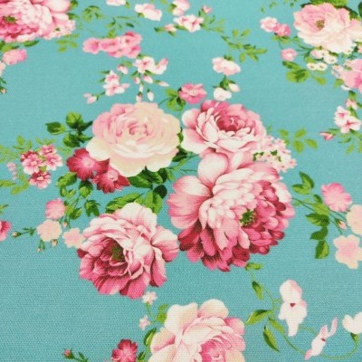 Tecido azul-turquesa com padrão floral rosa e branco