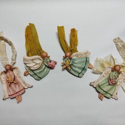 Ornamentos de anjos em tecido e madeira com fitas para pendurar