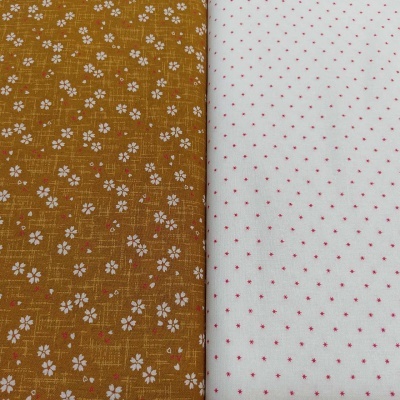 Tecidos com pequenos padrões florais e de estrelas nas cores castanho e branco