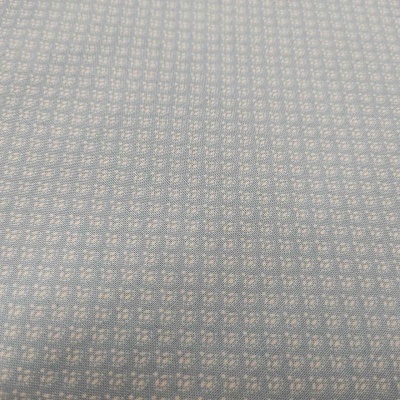 Tecido cinza claro com padrão de pequenos quadrados brancos entrelaçados