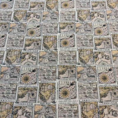 Tecido estampado com mapas antigos e bússolas em tons neutros