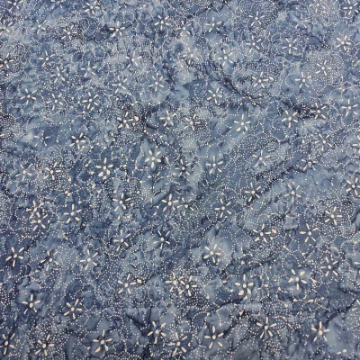 Tecido azul com padrão floral branco e pontos brancos decorativos