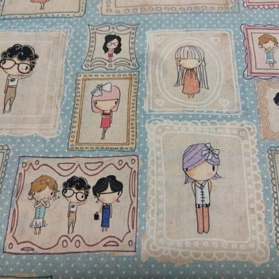 tecido azul claro com desenhos de bonecos estilizados em molduras variadas