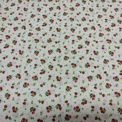Tecido branco com padrão de flores vermelhas pequenas e folhas verdes