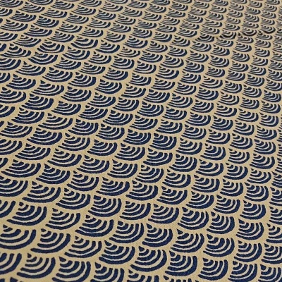 Tecido com padrão semicircular azul sobre fundo bege
