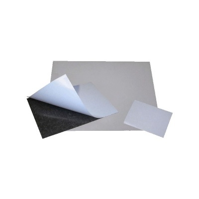 Folhas retangulares brancas com parte preta visível e um cartão branco pequeno