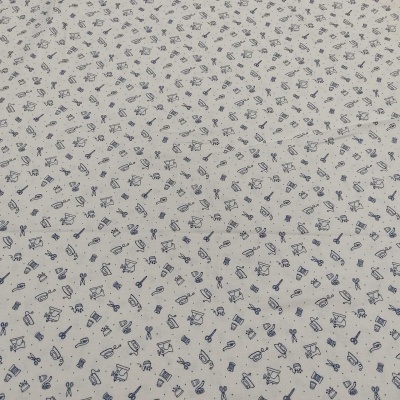 Tecido branco com padrão azul de utensílios de costura