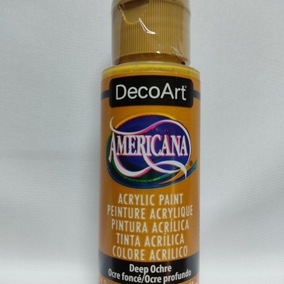 Frasco de tinta acrílica DecoArt Americana cor ocre profundo em fundo branco.