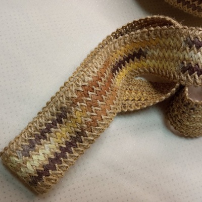 Fita de tecido trançado em padrões ziguezague com várias cores sobre fundo branco