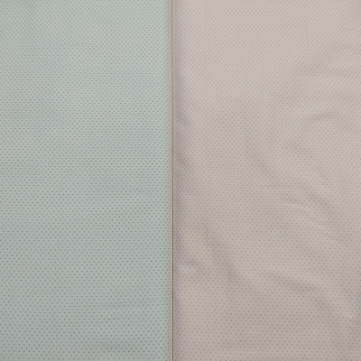 Dois tecidos com padrão de pequenos pontos, um azul claro e outro rosa suave.