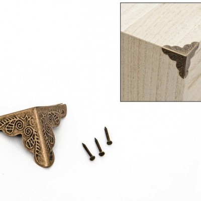 proteção de canto decorativa de metal dourado com padrão em caixa de madeira clara