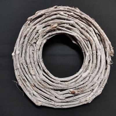 Guirlanda de ramos cinzentos sobre fundo preto