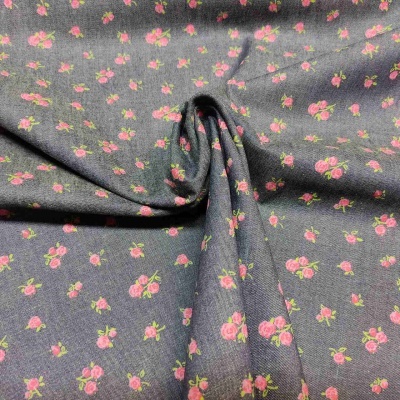 tecido cinzento com padrão flores cor-de-rosa pequenas