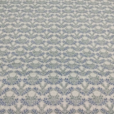 tecido branco com padrão floral azul e verde