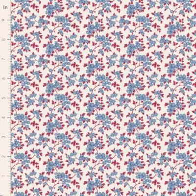 Tecido branco com padrão floral azul e vermelho e régua de medição lateral