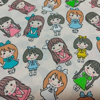 Tecido branco com padrão de bonecas coloridas em estilo cartoon
