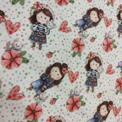 Tecido com padrão de bonecas, flores e corações em fundo branco