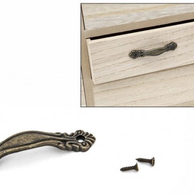 Puxador de móvel em metal bronze e detalhe de móvel em madeira clara