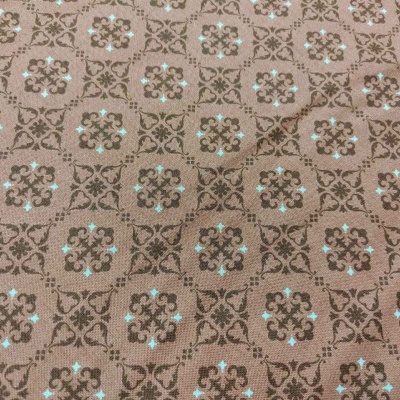 Tecido padrão floral castanho com detalhes azuis