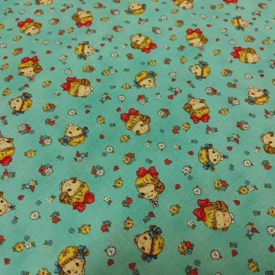 Tecido verde água com padrão de rostos de meninas e flores pequenas