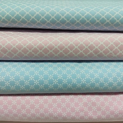 Rolos de tecido com padrões geométricos e florais coloridos empilhados