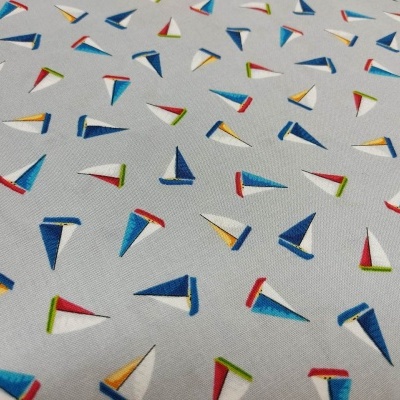 Tecido cinzento com pequenos triângulos coloridos