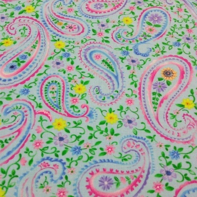 tecido colorido com padrão paisley e flores sobre fundo branco
