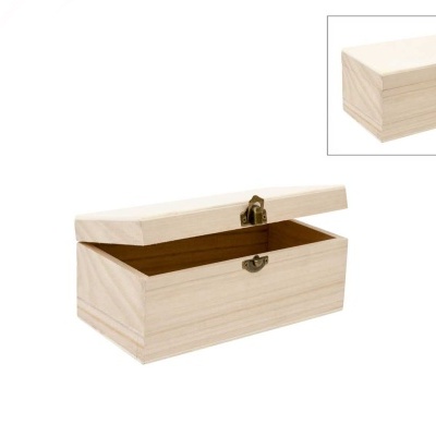 Caixa de madeira clara com tampa aberta e fecho metálico