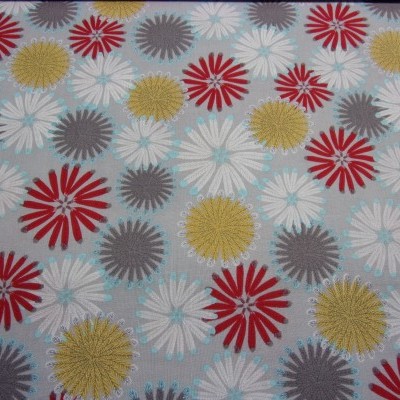 Tecido com padrão floral colorido sobre fundo cinzento